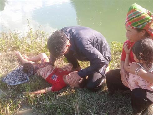 Chiến sĩ công an nhảy xuống hồ thủy lợi vớt hai cháu nhỏ, sơ cứu tại chỗ cứu sống 2 đứa trẻ bị trượt chân