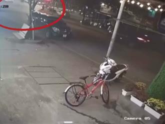 Đang dừng chờ đèn đỏ trên đường, hai người đi xe máy bất ngờ bị chiếc taxi chạy với tốc độ cao tông văng