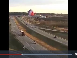 Khinh khí cầu bất ngờ đâm vào đường dây điện khi đang cố gắng hạ cánh khiến 3 người rơi xuống đất