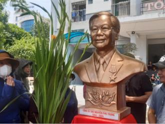 Người dân tạc tượng tưởng nhớ Tổng Bí thư Nguyễn Phú Trọng