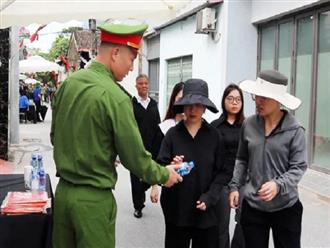 Ấm lòng những chai nước dành tặng người dân đến tiễn đưa Tổng Bí thư Nguyễn Phú Trọng