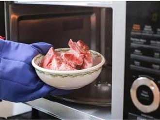 90% người nội trợ rã đông thịt bằng nước nóng nhưng không hay biết đang "hồi sinh" vi khuẩn