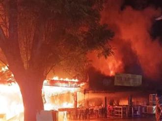 Cháy lớn kinh hoàng tại một trung tâm ẩm thực vào sáng sớm, 8 quầy hàng bị nhấn chìm trong ‘biển lửa’