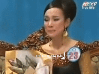 Video: Dân mạng "đào" lại khoảnh khắc khóc "trôi phấn nhòe son" của Hoa hậu Thùy Lâm khi đăng quang 