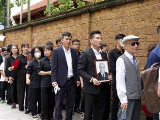 Người dân xếp hàng dài tại quê hương Đông Hội để viếng Tổng Bí thư Nguyễn Phú Trọng