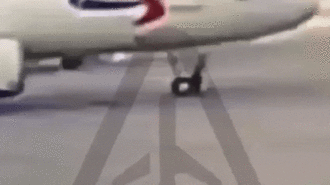 Rùng mình khoảnh khắc khoảnh khắc một nhân viên mặt đất ở sân bay bị một chiếc máy bay nặng 77 tấn hạ gục