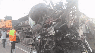 Tai nạn kinh hoàng, xe khách mất lái va chạm với xe tải khiến 11 người thương vong, hiện trường vụ tai nạn gây ám ảnh 